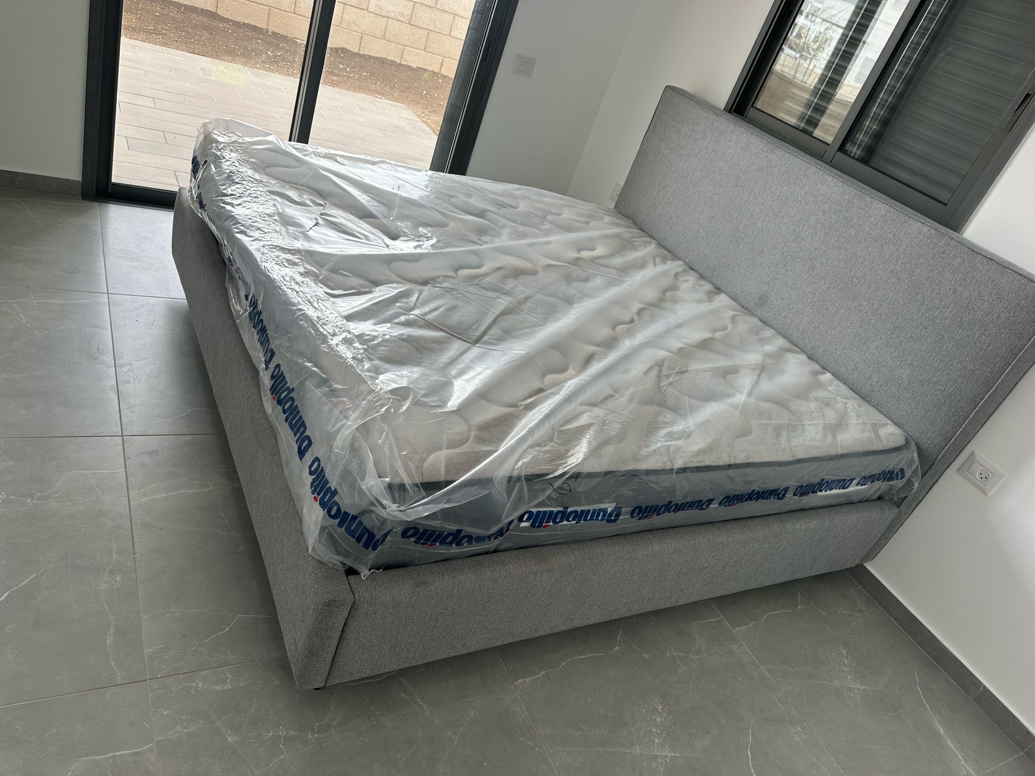 מיטה מרופדת זוגית דגם דקור